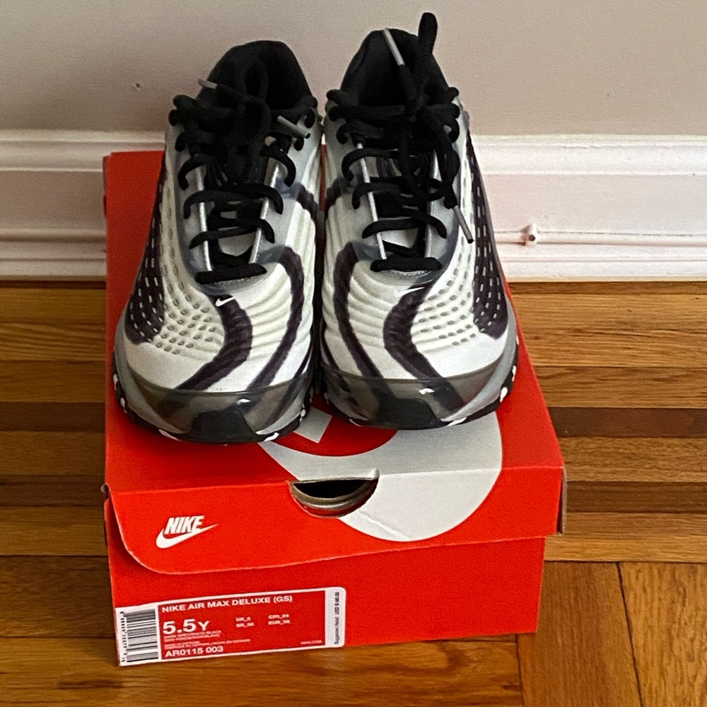 Nike Air Max Deluxe Size 5.5 ( big kids)